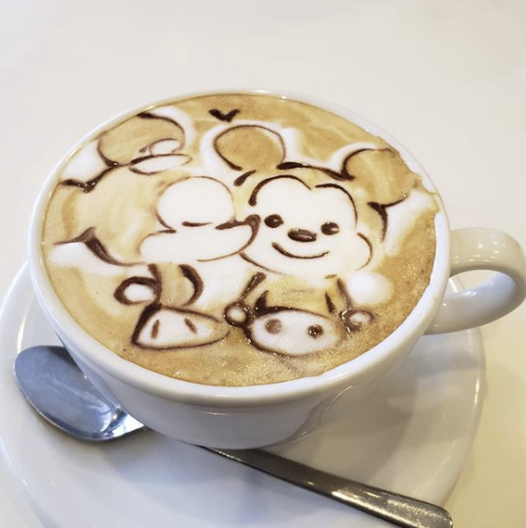 mickey andminnie latte art