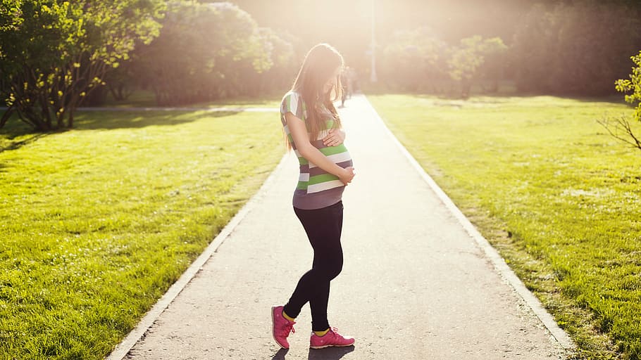 [WATCH] Woman, 9 Months Pregnant, Runs 5:25 Mile