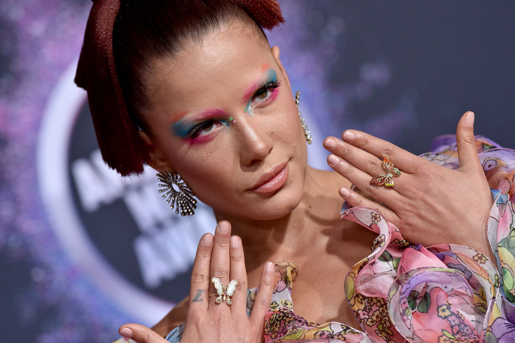 Pregnant Halsey Ditches Prenatal Vitamins Because of Vomiting Side Effects