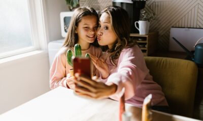 Parents' Social Media Use Reflects Their Parenting Style