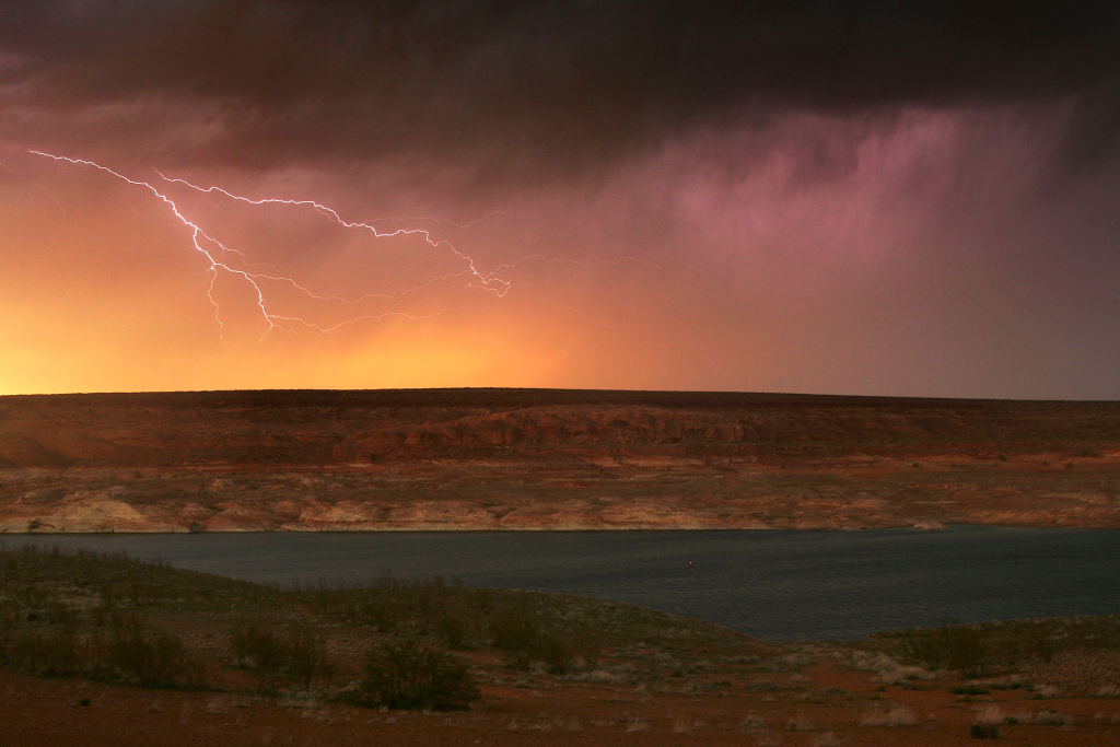 Miracle in Arizona as Dad Saves 12-Year-Old Daughter Struck by Lightning