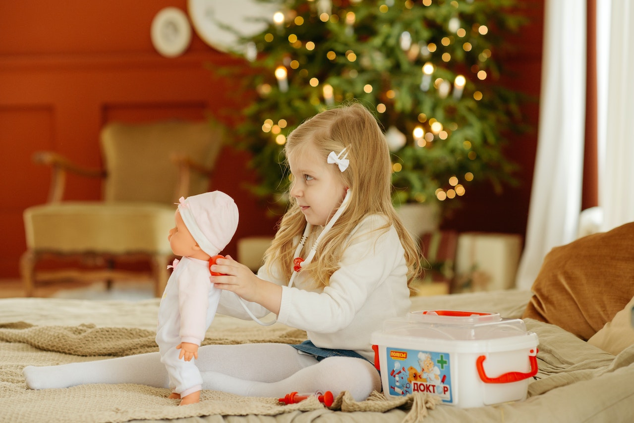 Doctors Warn Parents About Their Kids Swallowing Objects From Christmas Toys