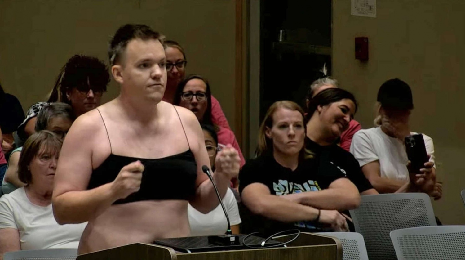 Arizona Father Stages Bold Dress-Down Protest at School Board Meeting Over New Dress Code