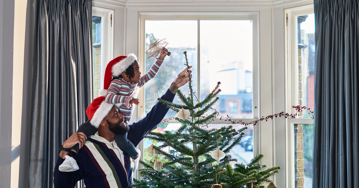 There's 1 Big Risk Of Keeping Up Your Christmas Tree Into The New Year