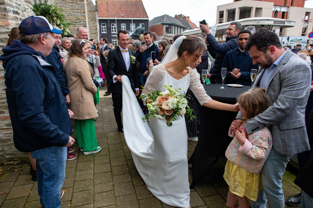 Army Sergeant Surprises His Older Sister on Her Wedding Day by Walking Down the Aisle