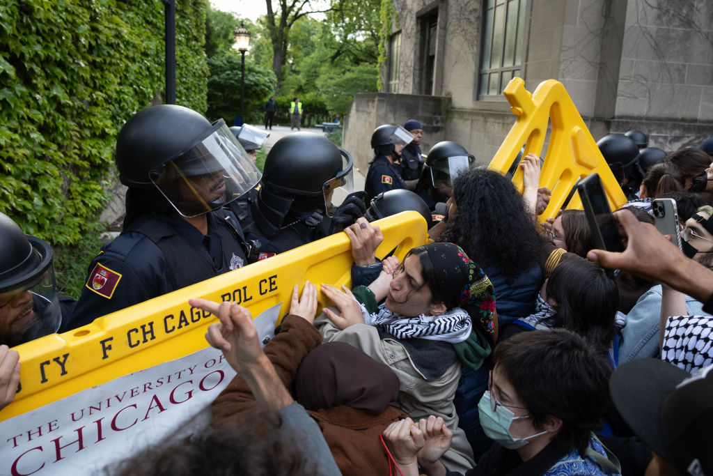 Students Walk Out From University of Chicago Graduation Commencement After School Withholds Diplomas